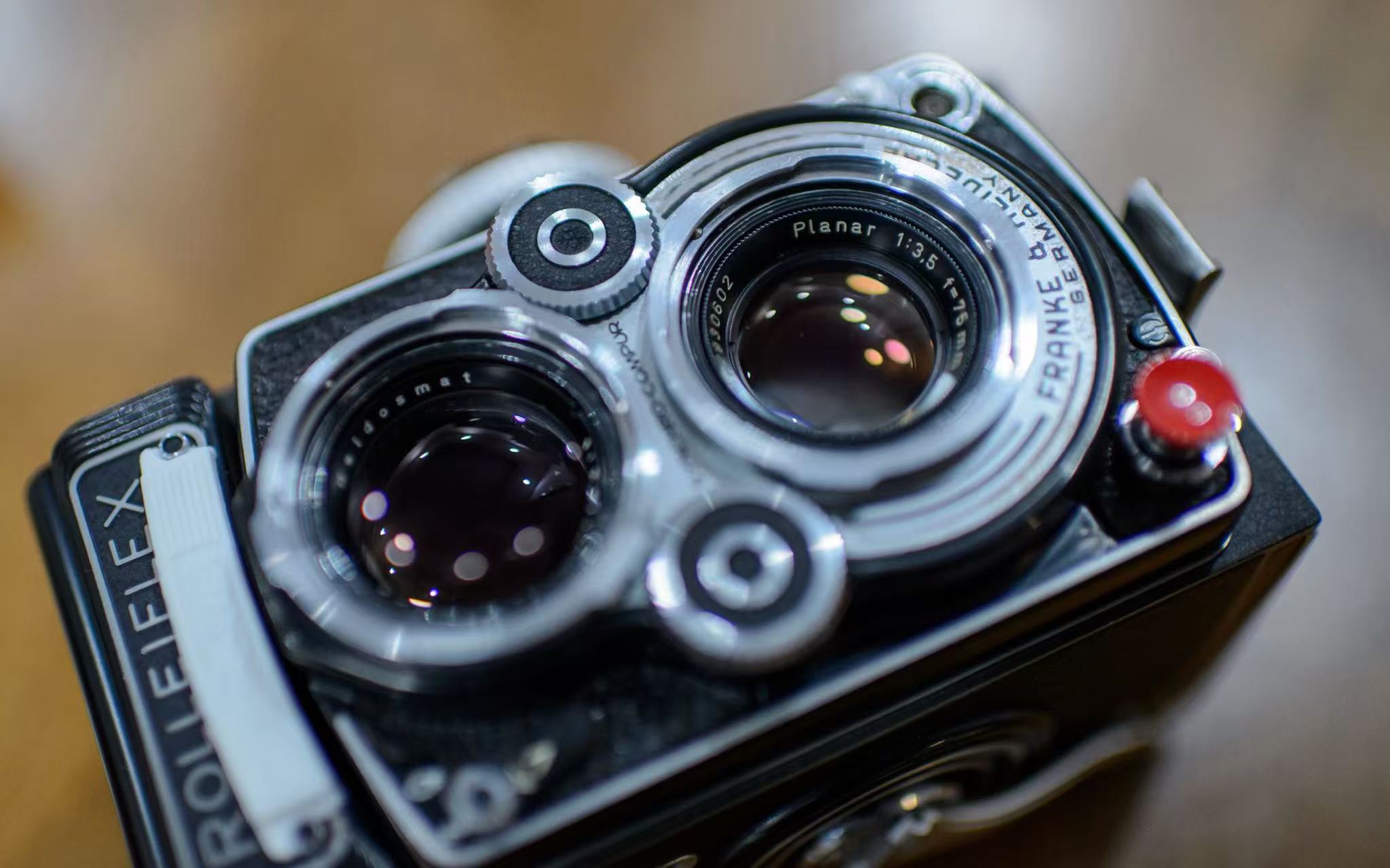 镜头镀膜细节——蓝紫色的迷人反光